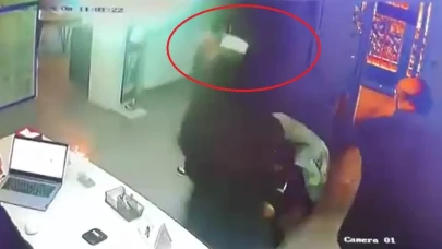 Diş hekimine d.ehşeti yaşattı,  bir anda omzuna sapladı