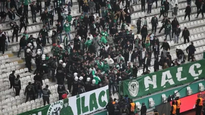 Konyaspor - Antalyaspor maçı sonrası gerginlik: Taraftarlar sahaya girmeye çalıştı!