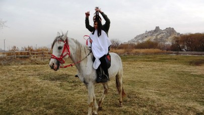 Van'da kadın kuaförü at sırtında saç kesti