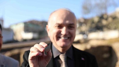 Konuralp Antik Tiyatro Kazılarında Heyecan Verici Keşifler: Dionysos’un Asa Başı Bulundu!