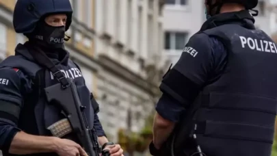 Avusturya'da şok baskın: 70'in üzerinde silah ve Nazi sembolleri ele geçirildi!