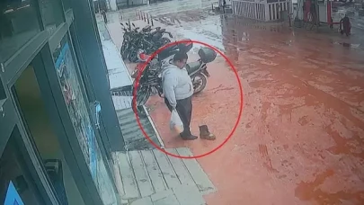 Çamurlu ayakkabılarını çıkarıp alışverişini yalın ayak yaptı