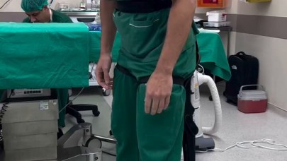Uzun ameliyat saatlerine doktor çözümü: Sosyal medyada viral oldu!