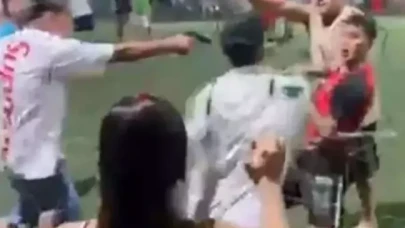 Taraftar sahaya inip futbolcuya silah çekti
