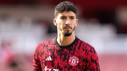 Manchester United,  Altay Bayındır'ın kalemini kırdı