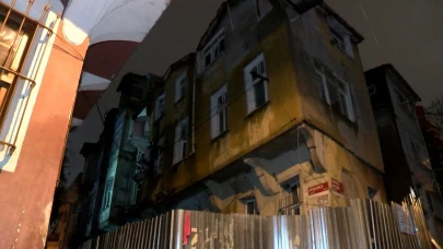 Fatih'te metruk bina çöktü: Sahibi ünlü şarkıcı çıktı