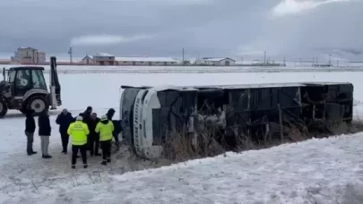 Kars’ta yolcu otobüsü kazası: 23 yaralı!