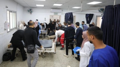 İsrail,  Gazze'deki Kemal Advan Hastanesinin avlusunu hedef aldı