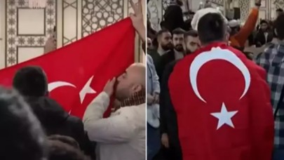 Suriyelilerin akın ettiği Emevi Camii'nde Türk bayrağı açıldı