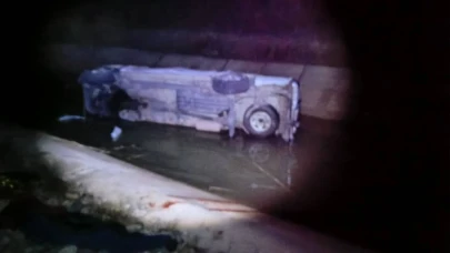 Su kanalına düşen otomobildeki 4 kişi yaralandı