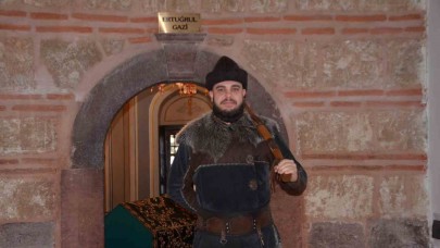 Ertuğrul Gazi Türbesi’nde Saygı Nöbeti Yenilenen Sözlerle Devam Ediyor!