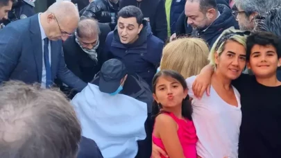 Otel yangını:Camdan atlayarak kurtulan baba, eşi ve çocuklarını gözyaşları içinde uğurladı!