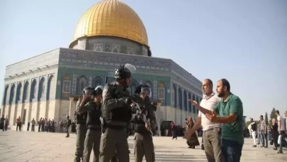 İsrail polisinden Mescid-i Aksa’da Türk turistlere şiddet ve gözaltı!