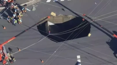 Japonya'da yol çöktü,  kamyonet dev çukura düştü