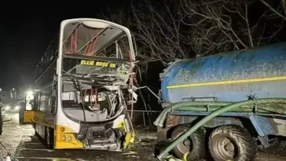 İngiltere'de çift katlı okul otobüsü ve traktör çarpıştı: 31 yaralı!