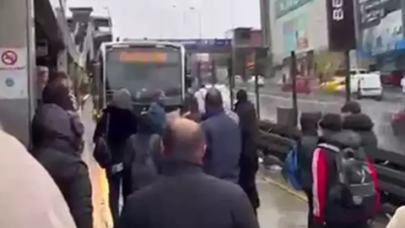 Metrobüsler durağı pas geçti! Vatandaşlar yolu kesti