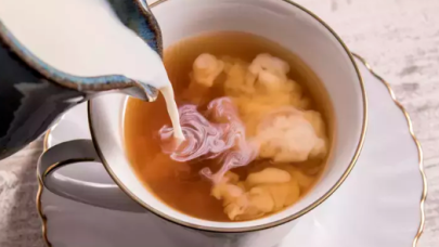 Bir fincan çaya yarım yağlı süt eklemenin faydası şaşırttı!