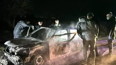 Yanan otomobildeki bir kişi feci şekilde can verdi