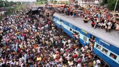Hindistan'da tren istasyonu izdihamında 16 kişi hayatını kaybetti