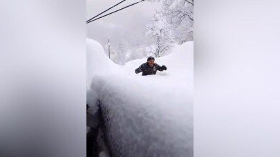 Karda yürüyemeyince yüzerek evine gidebildi