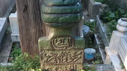 İstanbul'da görenleri şaşırtan mezar taşı! Hikayesi de bir hayli enteresan