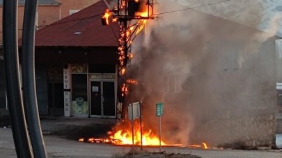 Başkale’de elektrik direğinde korkutan yangın!