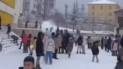 Öğrenciler okul müdürünün sürpriz anonsuyla kar topu oynamaya çıktı