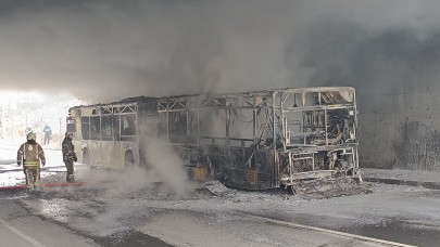 Seyir halindeki İETT  otobüsü alev alev yandı