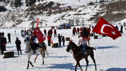 Çıldır Gölü Altın At Kristal Buz Festivali’nden Renkli Görüntüler