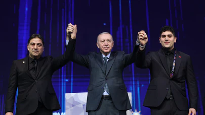 Kongreye babasıyla beraber katılan Ünal Karaman'ın oğlu Erdoğan'ın elini öptü