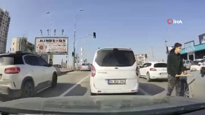 Trafikte tartıştığı kişinin aracına beyzbol sopasıyla zarar verdi