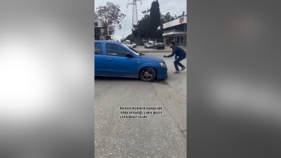 Sinir krizi geçiren kadın aracını vatandaşların üzerine sürdü