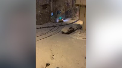 Ticari taksi apartman boşluğuna düştü