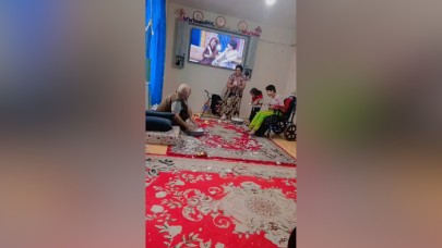 Engelli çocukları için dışarıdan kar getirdiler