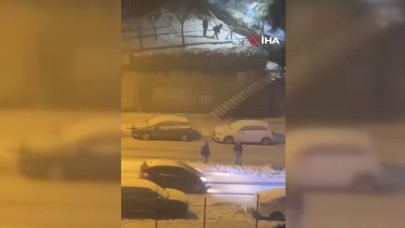 Kartopu atanlara kızan sürücü el frerinini çekmeyince araç böyle kaza yaptı