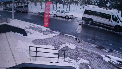 Eski eşi tarafından sokak ortasında vurulan kadın hayatını kaybetti