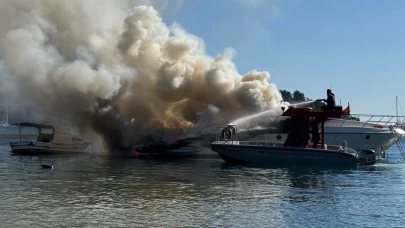 Marmaris'te panik! 15 metrelik motoryat yanıyor