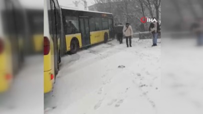 Vatandaşların ittiği İETT otobüsü kayarak ağaca çarptı