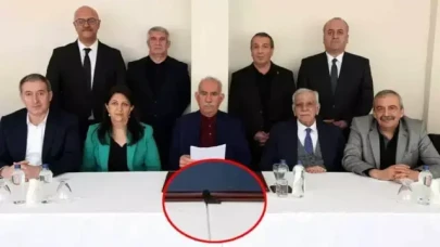 İmralı'da çekilen toplu fotoğrafta dikkat çeken detay! Herkesin aklında aynı soru var