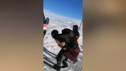 Sağlık çalışanı yaşlı kadına araçla ulaşamayınca,  sırtına alıp metrelerce taşıdı.
