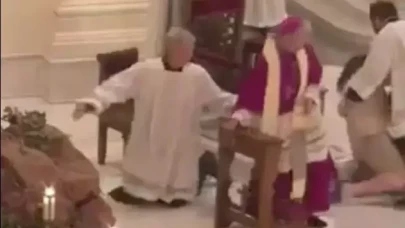 Kilisede dua ayini sırasında papaza saldırı