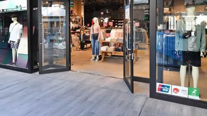 Dünyaca ünlü giyim devi,  iflas bayrağını çekiyor