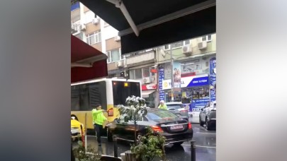 Polisin dur ihtarına uymayan araca,  vatandaşlar çekiçle müdahale etti