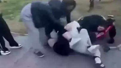 Parkta kızlar birbirine girdi,  arkadaşları gülerek izledi