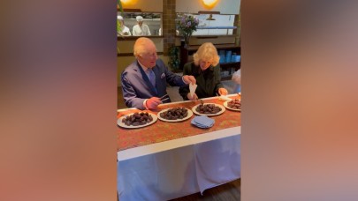 İngiltere Kralı ve Kraliçesi iftar için hurma paketledi