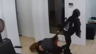 15 yaşındaki kadın müşteriyi saçlarından sürükleyerek dışarı attı