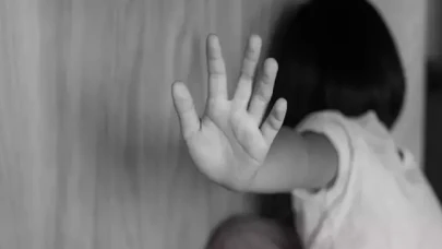 İlkokulda 3 öğrenciye c.insel istismarla suçlanan memur açığa alındı