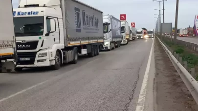 Kapıkule'de tır sürücülerine gelen yanlış SMS 10 kilometre kuyruğa neden oldu