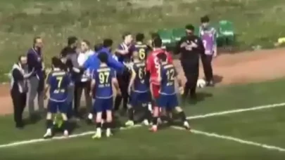 Futbolcular maçı bırakıp gazetecilere saldırdı