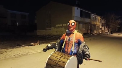 Erzincan'da örümcek adamlar Ramazan davulculuğuna başladı